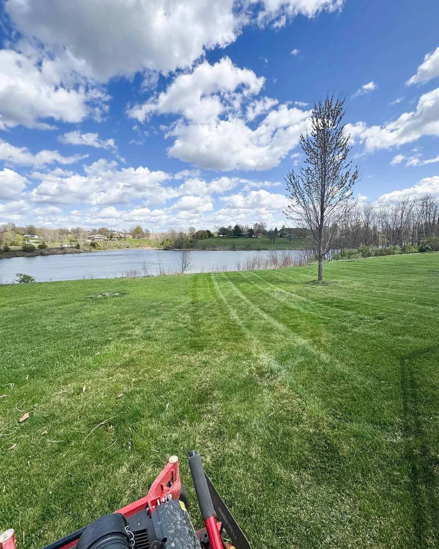 Lakefront property with manicured lawn near Weatherby Lake, MO